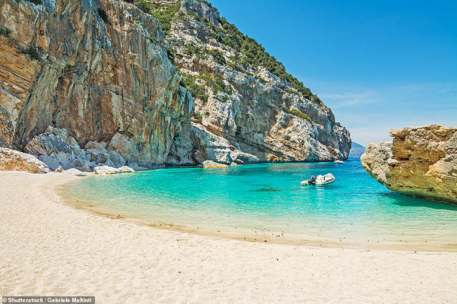 Cala Mariolu, Italia: Bãi biển nằm trên hòn đảo hoàn toàn tách biệt với thế giới bên ngoài và du khách chỉ có thể tới đây bằng thuyền.
