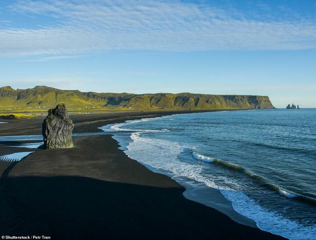 Black Sand, Iceland: Black Sand là một trong những bãi biển đẹp nhất trên thế giới, với cát có màu đen đặc trưng. Tại đây, bạn có thể đi xe dọc bãi biển để chiêm ngưỡng các kỳ quan thiên nhiên.
