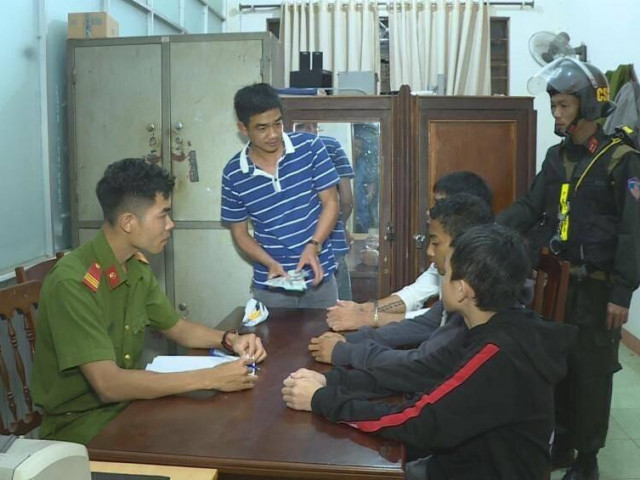 Pháp luật - Bị kề dao, cướp tiền sau khi rủ người "gặp 1 lần" lên phòng chơi