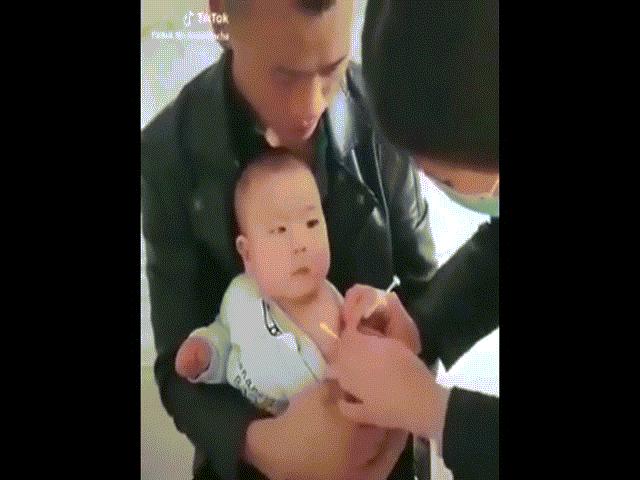 Bạn trẻ - Cuộc sống - Clip: Phản ứng "bá đạo" của các bé khi đi tiêm phòng