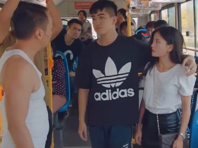 Video Clip Cười - Làm anh hùng trên xe bus, thanh niên nhận ngay cái kết