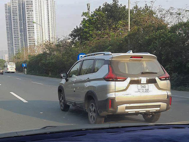 Mitsubishi Xpander Cross lăn bánh trên đường phố Việt, chờ ngày ra mắt