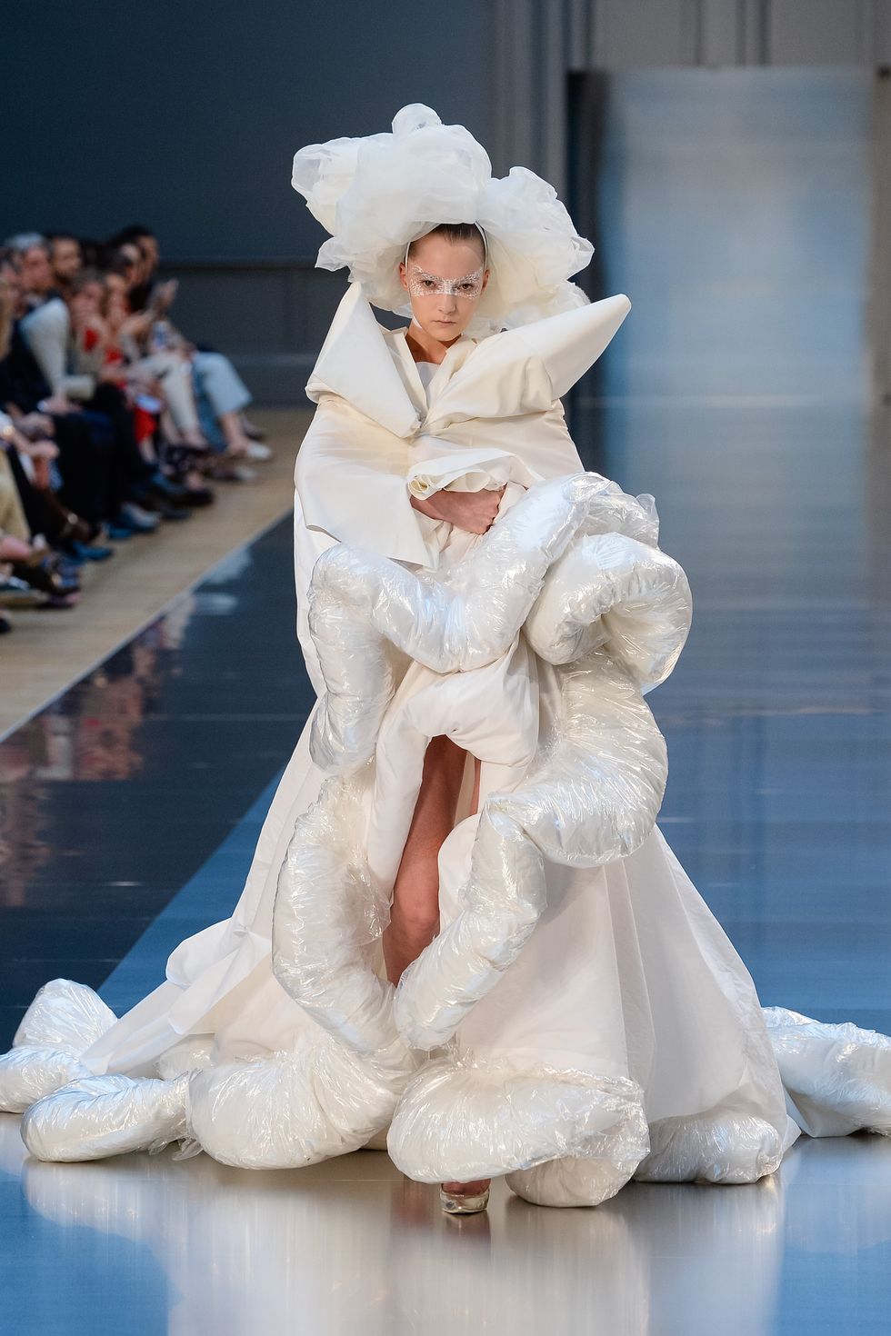 Chiếc váy phồng này của Maison
Margiela Haute Couture 2015 đã mang đến nguồn cảm hứng tuyệt vời
cho các cô dâu mùa đông. Chi tiết quá khổ tạo ra một váy cưới dành
cho đám cưới nơi khí hậu lạnh.