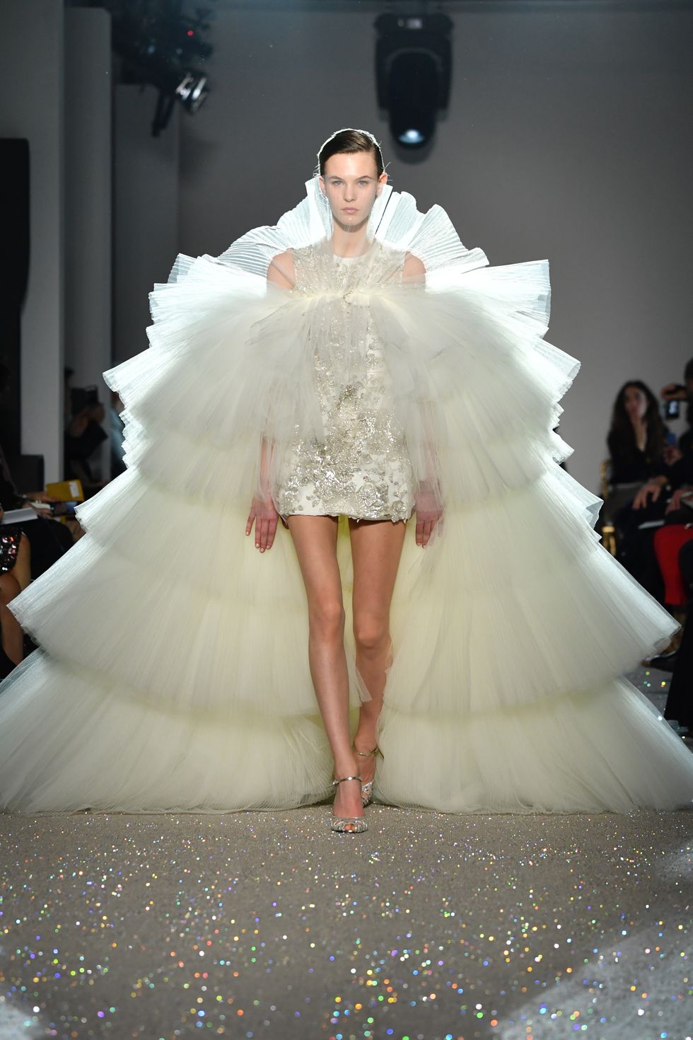 Giambattista Valli trình làng BST
Haute Couture 2019 chiếc váy được tô điểm, quét qua đường băng với
một xếp lớp bồng bềnh lưới.