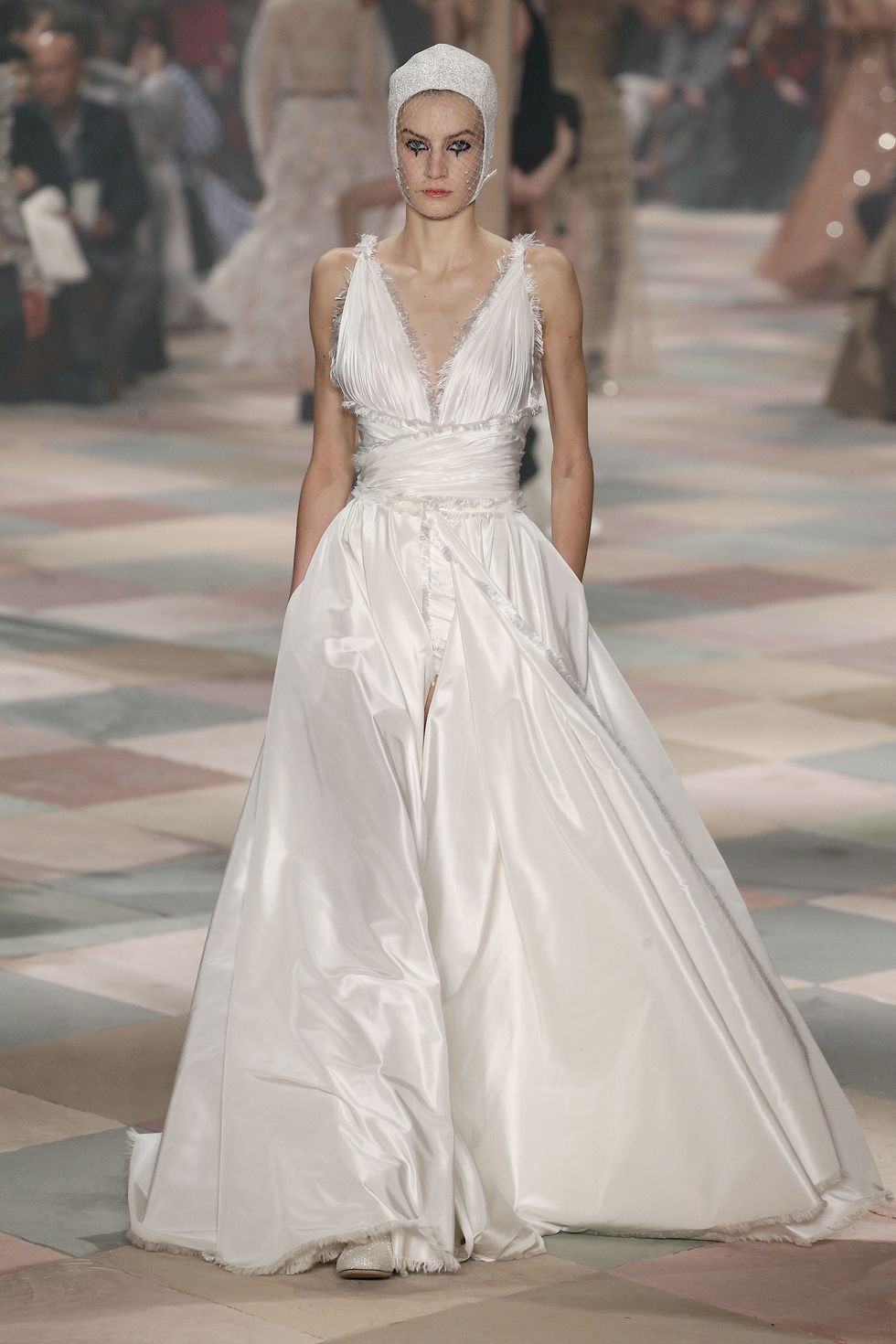 Dior
Haute Couture 2019 cũng có thiết kế váy cưới rất đỗi thú vị. Chi
tiết sờn rách và một chiếc mũ sans tinh thể là những điểm nhấn hoàn
thiện trên chiếc váy cổ sâu, váy dài.