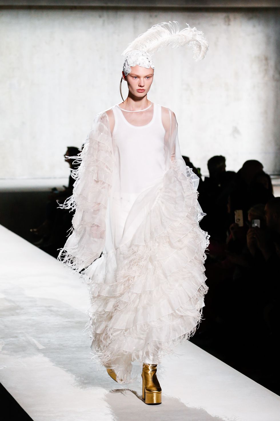 Dries Van Noten và Christian LaCroix
đã đem tới thiết kế cưới cho BST Xuân Hè 2020 mà đỉnh cao là bộ váy
cô dâu phủ vải đính lông xù và lông vũ này.