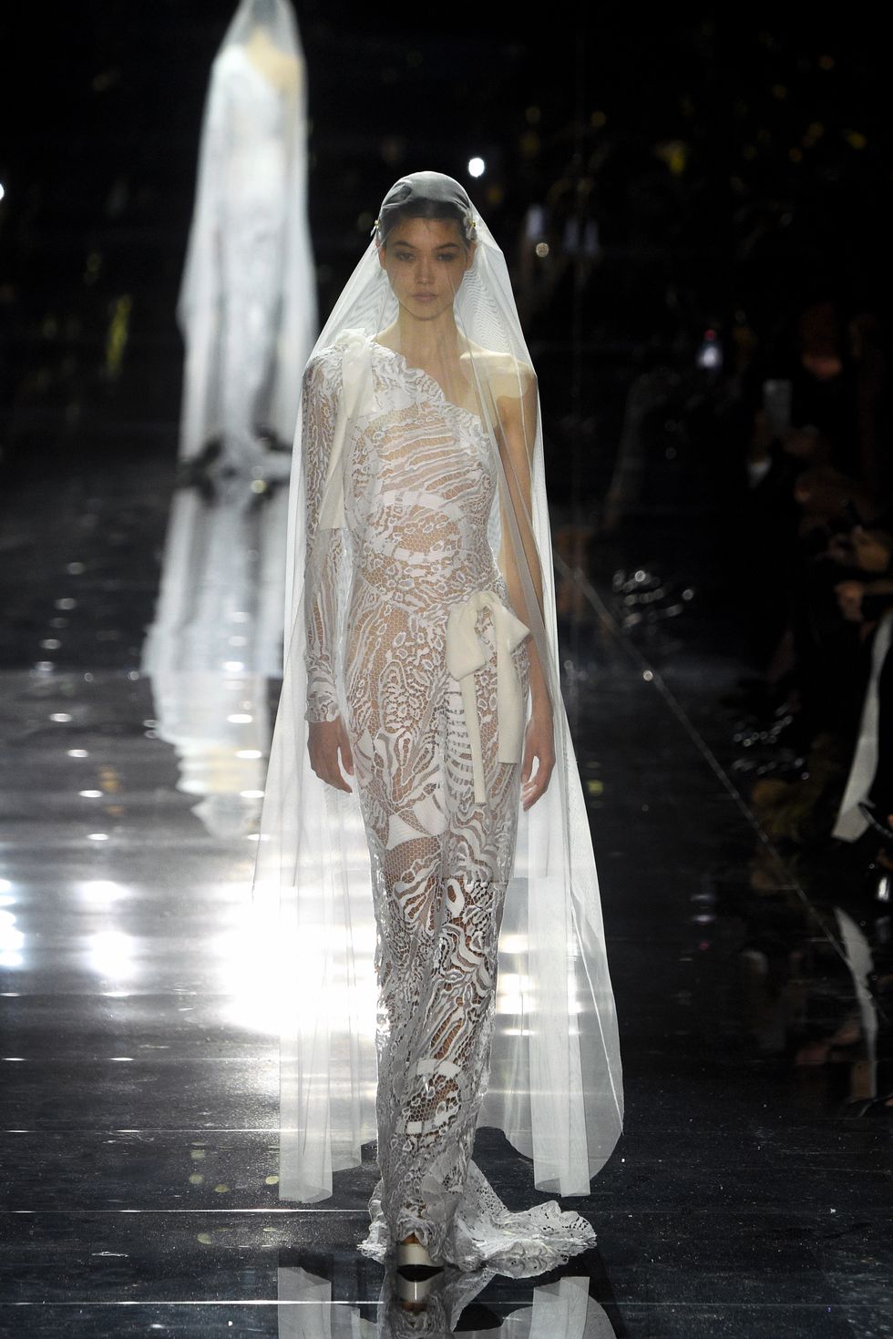 Tom Ford
Thu Đông 2020: Chiếc váy cô dâu này chính là bộ váy kết màn, kết
thúc show diễn gần đây nhất của Tom Ford, với thiết kế
ren và một bên vai tạo ra một vẻ ngoài vô cùng gợi cảm mà ý nhị cho
ngày trọng đại.