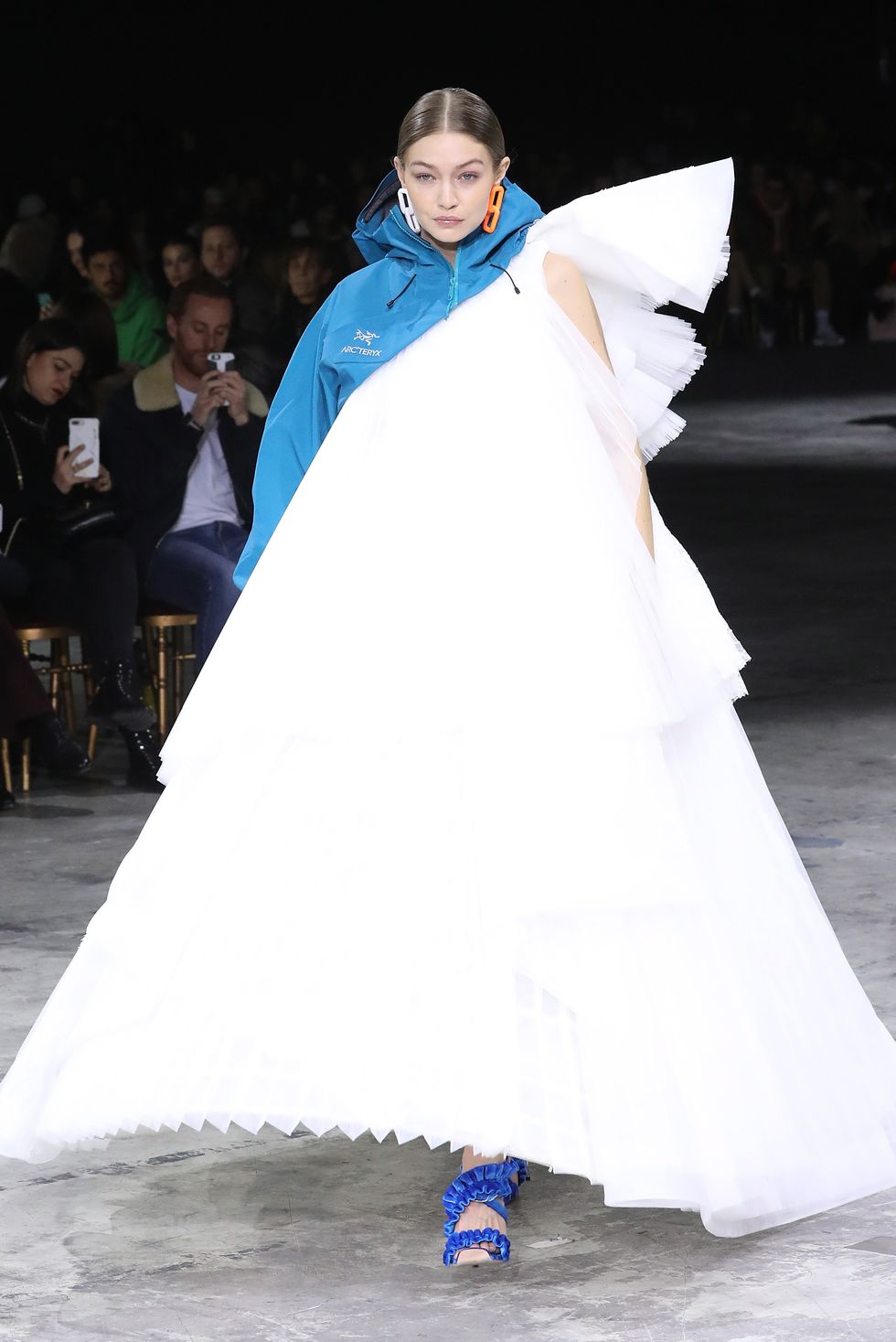 Đối với trang phục cô dâu phá cách,
đại diện là chiếc váy trắng có đường viền này được kết hợp với áo
khoác trùm đầu, tạo ra một vẻ ngoài sang trọng, thể thao
trong bộ sưu tập mới nhất của Off-White.