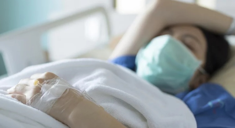 Những người trở về Việt Nam từ vùng dịch phải tự cách ly tại nhà 14 ngày dưới sự giám sát của trung tâm y tế địa phương (Ảnh minh họa)