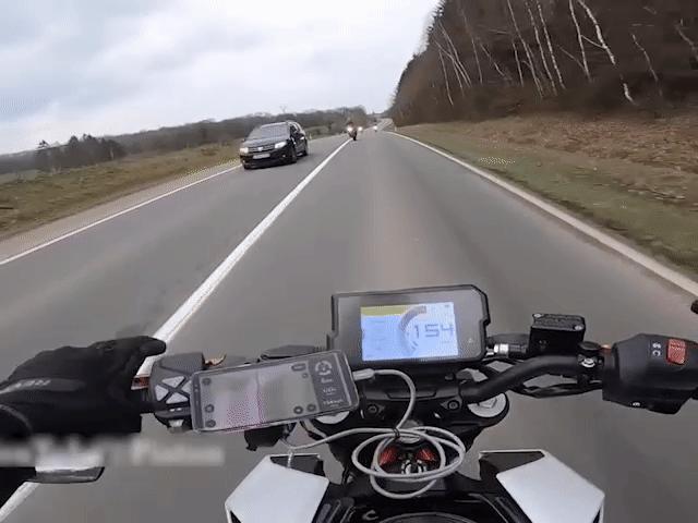 Thế giới xe - Video: "Thót tim" mô tô chạy tốc độ cao gặp xe ngược chiều lấn làn