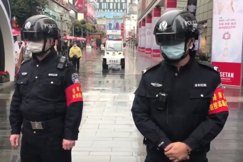 Cảnh sát Trung Quốc tuần tra trên đường phố.