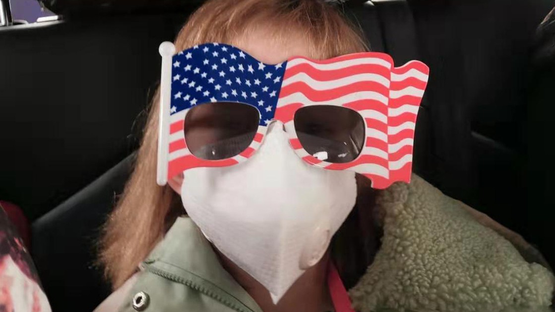 Một người Mỹ đeo khẩu trang và cặp kính hình cờ Mỹ ra đường trong dịch Covid-19 (ảnh: Ny Post)