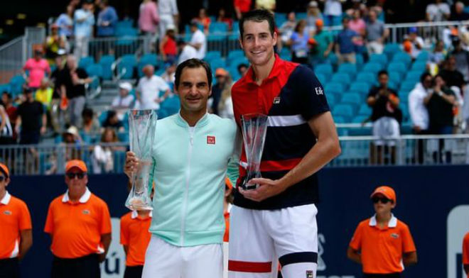 Roger Federer đã thắng tưng bừng John Isner năm ngoái để đăng quang Miami Masters nhưng năm nay, chấn thương đầu gối khiến "Tàu tốc hành" không thể bảo vệ ngôi vô địch
