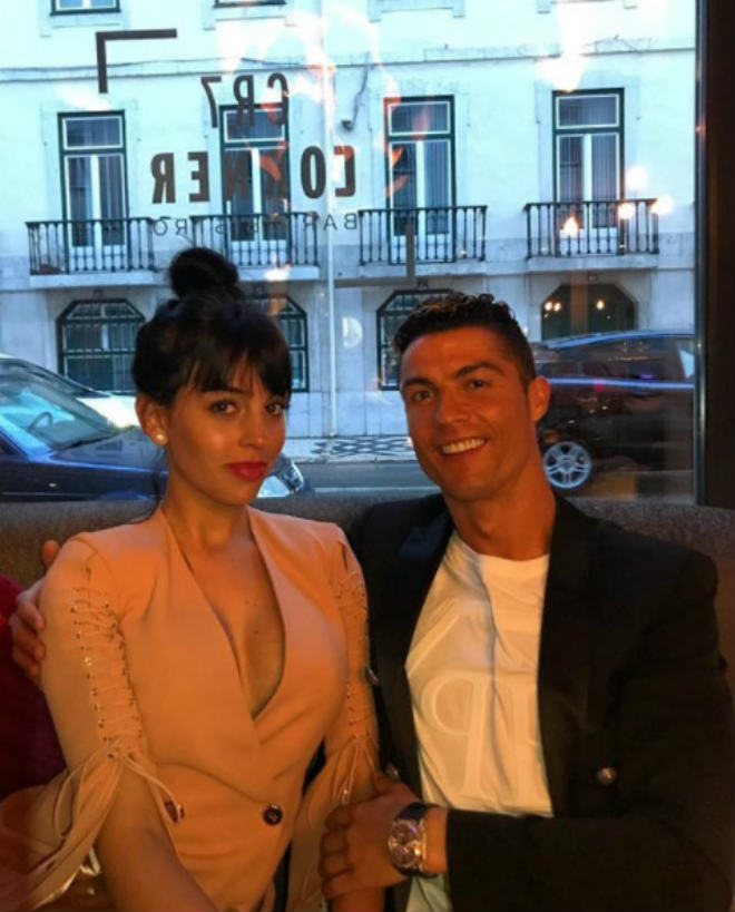 Ronaldo và cô bồ xinh đẹp Georgina Rodriguez vừa bay về Funchal - quê nhà CR7 để lánh nạn đại dịch Covid-19