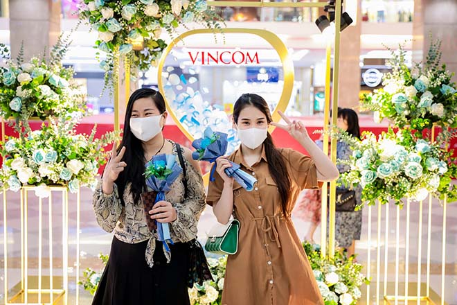 Khách hàng phải có khẩu trang an toàn mới được vào bên trong TTTM Vincom