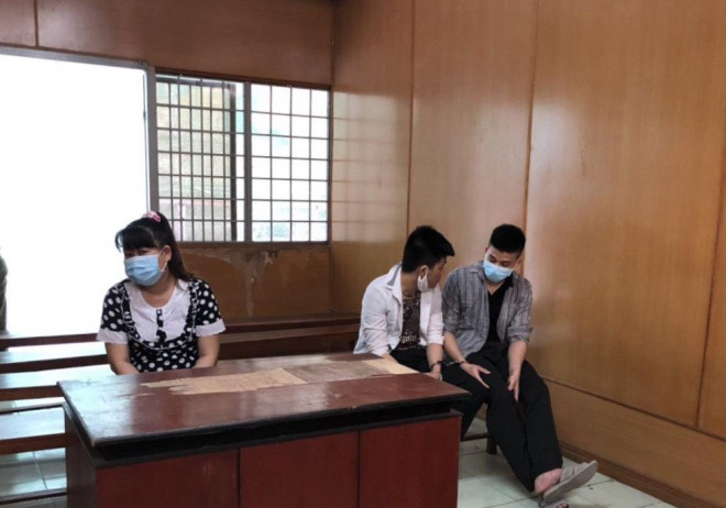 Tú bà đeo khẩu trang hầu tòa