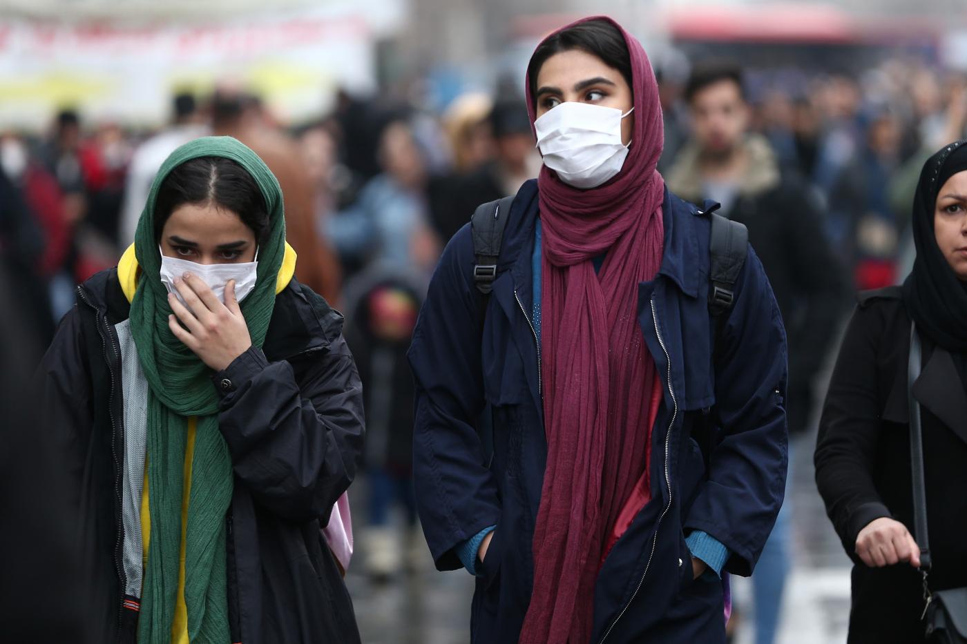 Người dân Iran ra đường trong dịch Covid-19 (ảnh: Reuters)