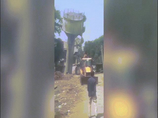 Phi thường - kỳ quặc - Suýt chết vì lái xe ủi kéo tháp nước