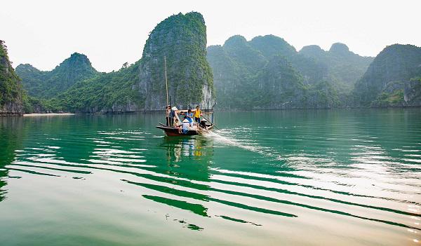 Vịnh Hạ Long, Quảng Ninh tạm dừng hoạt động đón khách du lịch từ 12h ngày 12/3/2020. Ảnh: Đỗ Giang ( Báo Quảng Ninh )