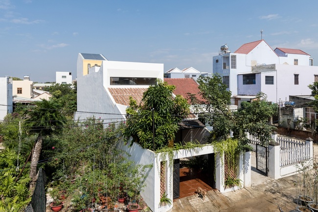 Chỉ với diện tích 120 m2, được xây dựng tại Đà Nẵng, KHE House lưu giữ rất nhiều hồi ức về một gia đình gốc phố cổ Hội An. Đây là một trong những yêu cầu quan trọng nhất đối với kiến ​​trúc sư khi đưa ra ý tưởng cho dự án này.