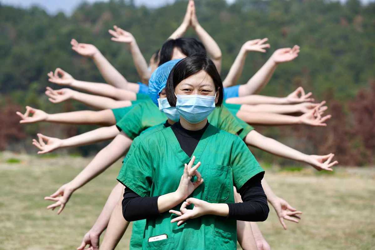 Các bác sĩ tại Hồ Bắc ăn mừng sau khi tất cả bệnh viện tạm đóng cửa (ảnh: Xinhua)