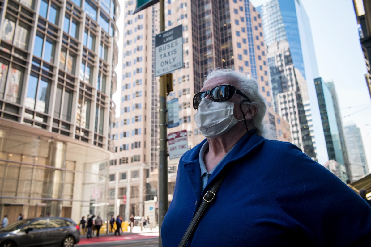 Một người cao tuổi Mỹ ra đường trong dịch Covid-19 tại San Francisco (ảnh: SCMP)
