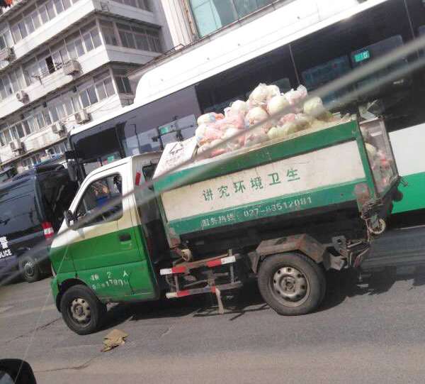 Xe chở rác được dùng để vận chuyển thực phẩm đông lạnh tới cho người dân ở một khu phố tại thành phố Vũ Hán, tỉnh Hồ Bắc, Trung Quốc. Ảnh: Global Times/Weibo