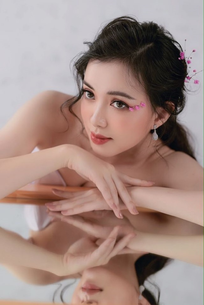 2. Hà Thanh Vân từng là cái tên gây nhiều chú ý ở cuộc thi Hoa hậu Việt Nam 2018. Cô là người đẹp dân tộc Tày duy nhất lọt vào vòng chung kết toàn quốc. Lúc đó, Thanh Vân sở hữu chiều cao 1m70, số đo hình thể lần lượt là 81-63-93 (cm). 