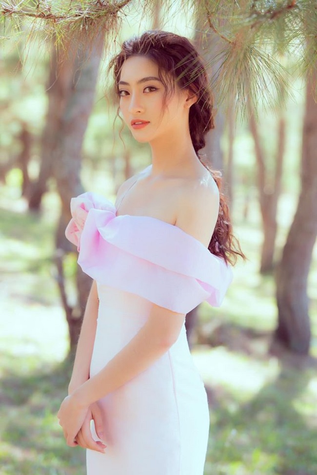 3. Hoa hậu Lương Thùy Linh cũng là mỹ nhân tài sắc vẹn toàn đến từ vùng đất Cao Bằng. Cô sở hữu chiều cao ấn tượng 1m78 và số đo 3 vòng gợi cảm 88-62-92 (cm). Số đo eo cũ là 68cm. 