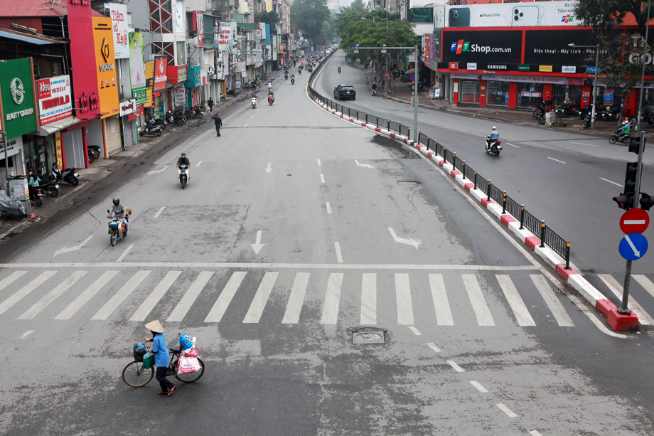 Kể từ khi phát hiện ca dương tính với Covid – 19 đầu tiên ở Hà Nội, thực hiện khuyến cáo của cơ quan chức năng, người dân đã hạn chế ra đường khiến các con phố của Thủ đô trở nên vắng vẻ. Hình ảnh&nbsp;ghi nhận lúc 10h ngày hôm nay (12/3) tại đường Chùa Bộc.