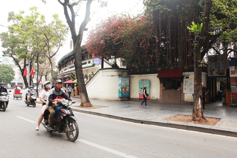 Điểm bán kem ven Hồ Gươm gần như không có khách hỏi mua.