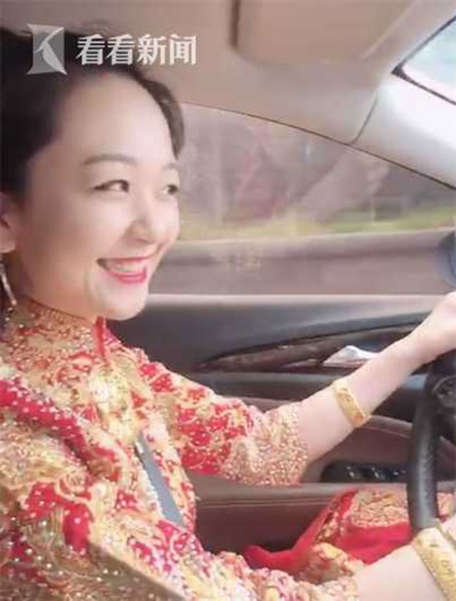 Cô dâu tự mình lái xe đến nhà trai để cử hành hôn lễ.