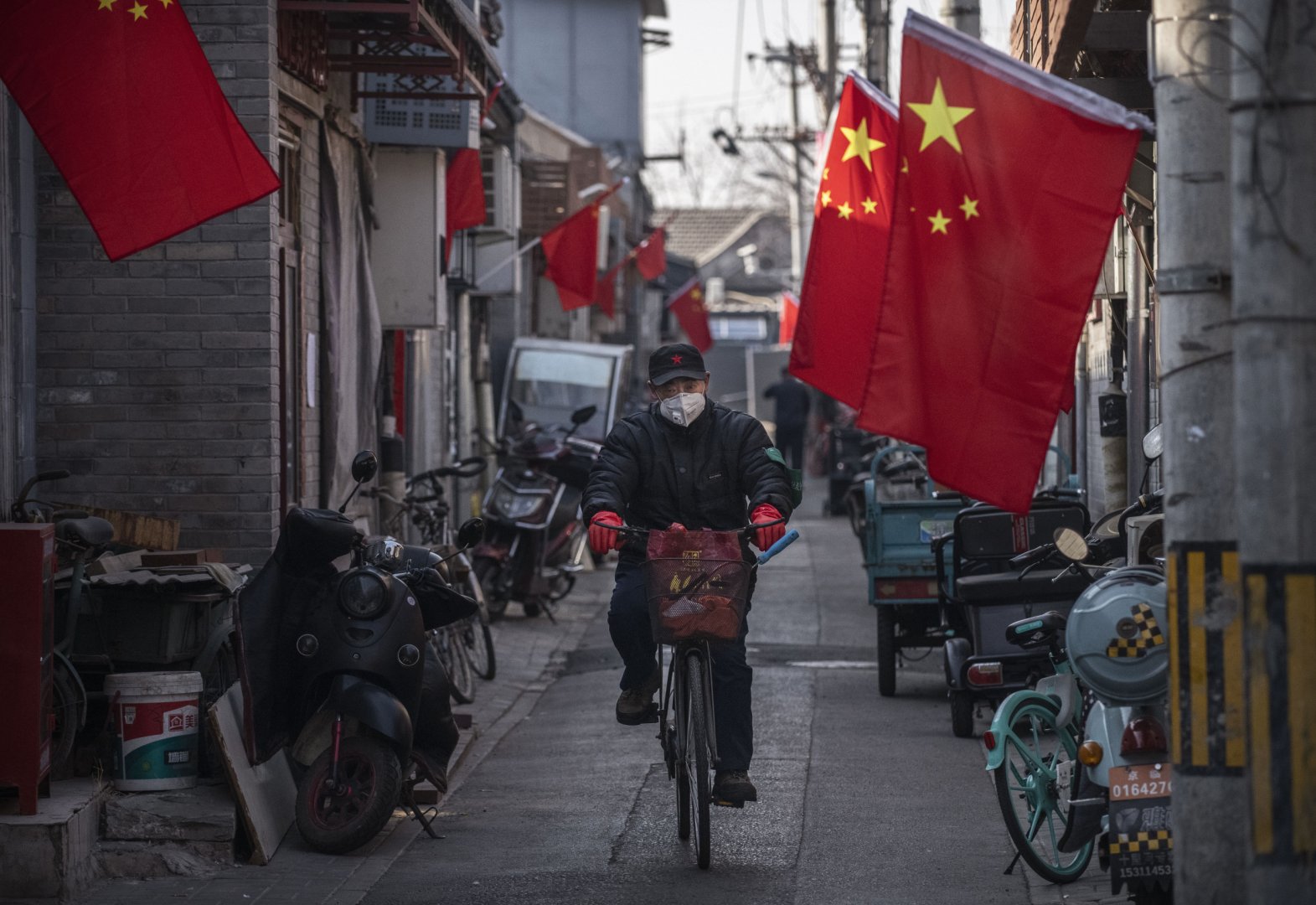 Một người dân đạp xe giữa các con phố tại Vũ Hán (ảnh: Reuters)