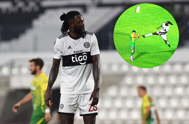 Adebayor nhận thẻ đỏ trực tiếp sau pha "kung-fu" ngay trên sân cỏ