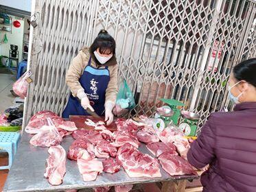 Bộ Nông nghiệp và Phát triển nông thôn yêu cầu tất cả các doanh nghiệp lớn phải giảm giá lợn hơi xuống mức thấp hơn 75.000 đồng/kg.