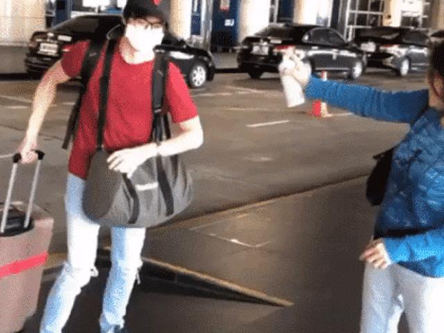 Bạn trẻ - Cuộc sống - Mẹ đón con trai ở sân bay theo cách "bá đạo" giữa dịch Covid-19