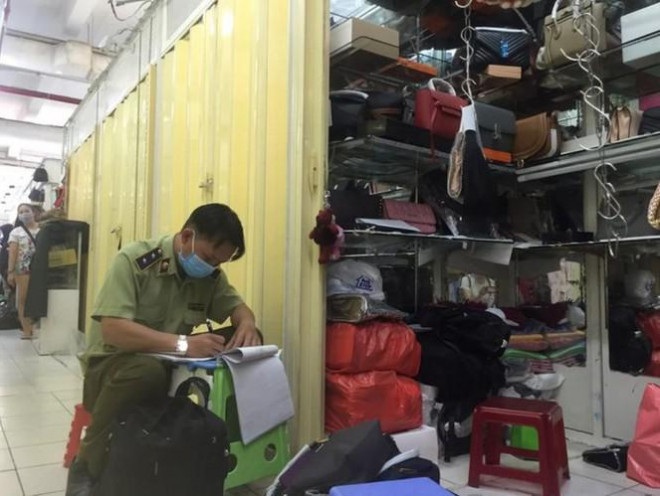 Lực lượng chức năng kiểm tra đột xuất chợ Bến Thành và Saigon Square, phát hiện nhiều túi xách, đồng hồ giả, nhái