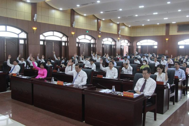 Các đại biểu HĐND TP Đà Nẵng biểu quyết thông qua Bảng giá đất trên địa bàn TP giai đoạn 2020-2024. Ảnh: TẤN VIỆT