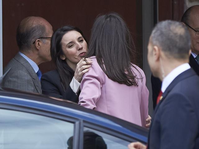 Thế giới - Tây Ban Nha: Hoàng hậu bắt tay và hôn bộ trưởng nhiễm Covid-19, cả hoàng gia xét nghiệm