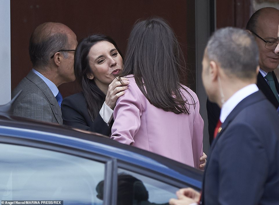 Hoàng hậu Tây Ban Letizia (áo đen)&nbsp;và Bộ trưởng Bộ Bình đẳng Irene Montero (áo hồng) gặp nhau tại một sự kiện ở thành phố Madrid.