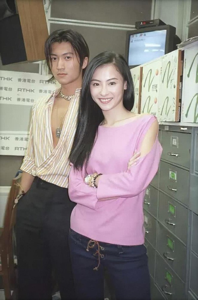 Nữ diễn viên "Vô cực" yêu và kết hôn với Tạ Đình Phong năm 2006 và có hai cậu con trai. Năm 2012, cặp đôi ly hôn.