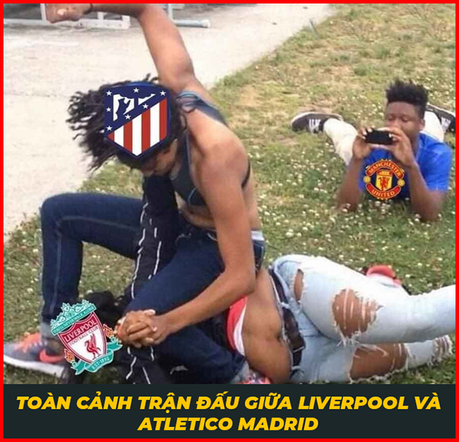 Toàn cảnh fan MU trong cuộc chiến giữa Liverpool và Atletico Madrid.