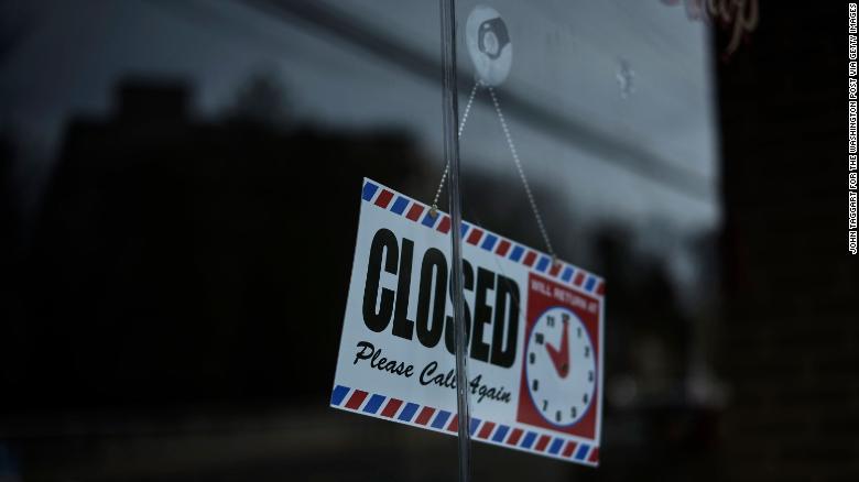 Một cửa hàng nằm trong vùng phong tỏa đóng cửa.