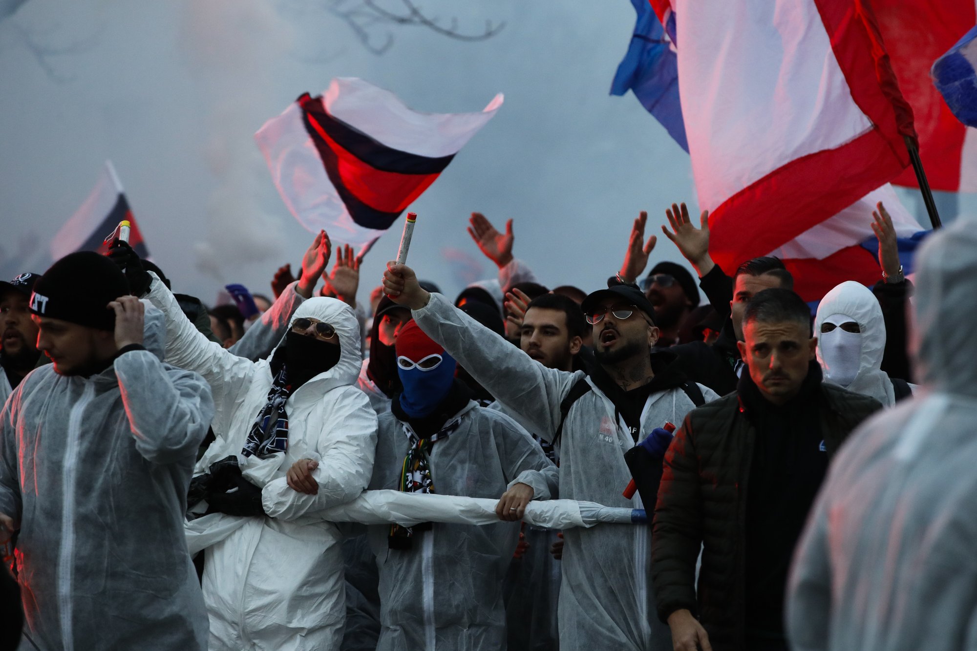 Người hâm mộ tụ tập đông đúc để cổ vũ clb bóng đá PSG trong dịch Covid-19 tại Pháp hôm 11.3 (ảnh: Euronews)