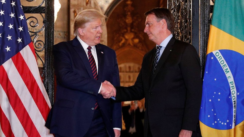Tổng thống Brazil, Jair Bolsonaro (phải), bắt tay&nbsp;người đồng cấp Donald Trump trong cuộc gặp diễn ra hôm 7/3. Ảnh: Reuters