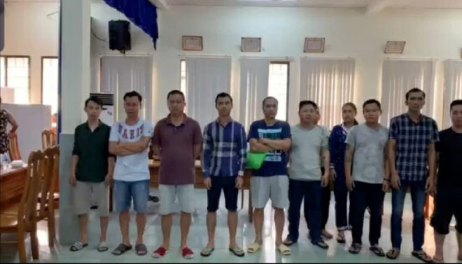 Triệt phá sòng bạc của "ông trùm" ở Bình Thạnh, phát hiện 2 khẩu súng ngắn - 2