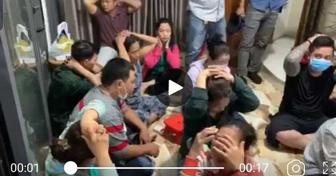Các đối tượng tổ chức đánh bạc và con bạc tại cơ quan công an (ảnh: CACC)