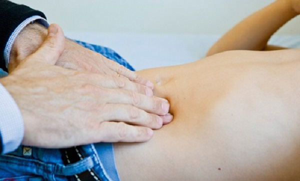 Vùng bị đau dạ dày bên trái thường nằm dưới xương ức, ngang tầm rốn.