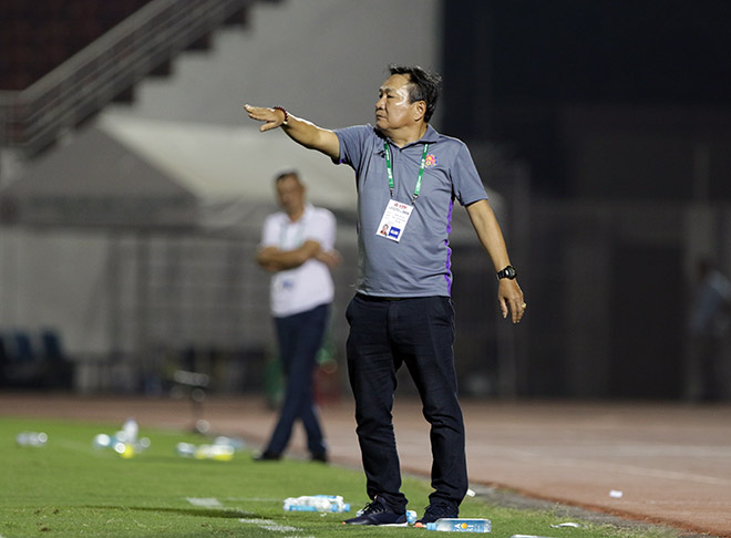 HLV Hoàng Văn Phúc chỉ đạo CLB Sài Gòn ở trận gặp SLNA ở vòng 1 V-League 2020