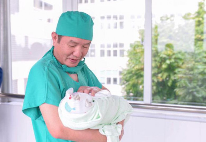 Bác sĩ Nguyễn Quốc Hùng, Giám đốc Bệnh viện Sản Nhi Quảng Ninh, là bác sĩ chuyên ngành sản khoa - Ảnh: Facebook